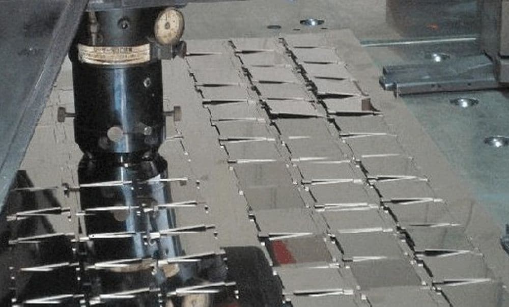 【はじめての精密板金業界研究】街の小さな工場が「社会の光」を支えるまでの裏側を徹底解説
