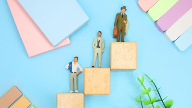 タクシードライバーの年収とキャリアのリアル：50年勤続ドライバーも生まれる業界構造を業界研究する